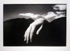 „Hand in the Clouds“, Saugatuck – Silhouette eines Oberkörpers, Schwarz-Weiß-Fotografie