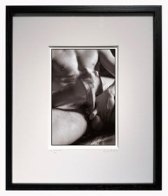 Masturbation - Photographie intime en noir et blanc d'un homme nu, encadrée