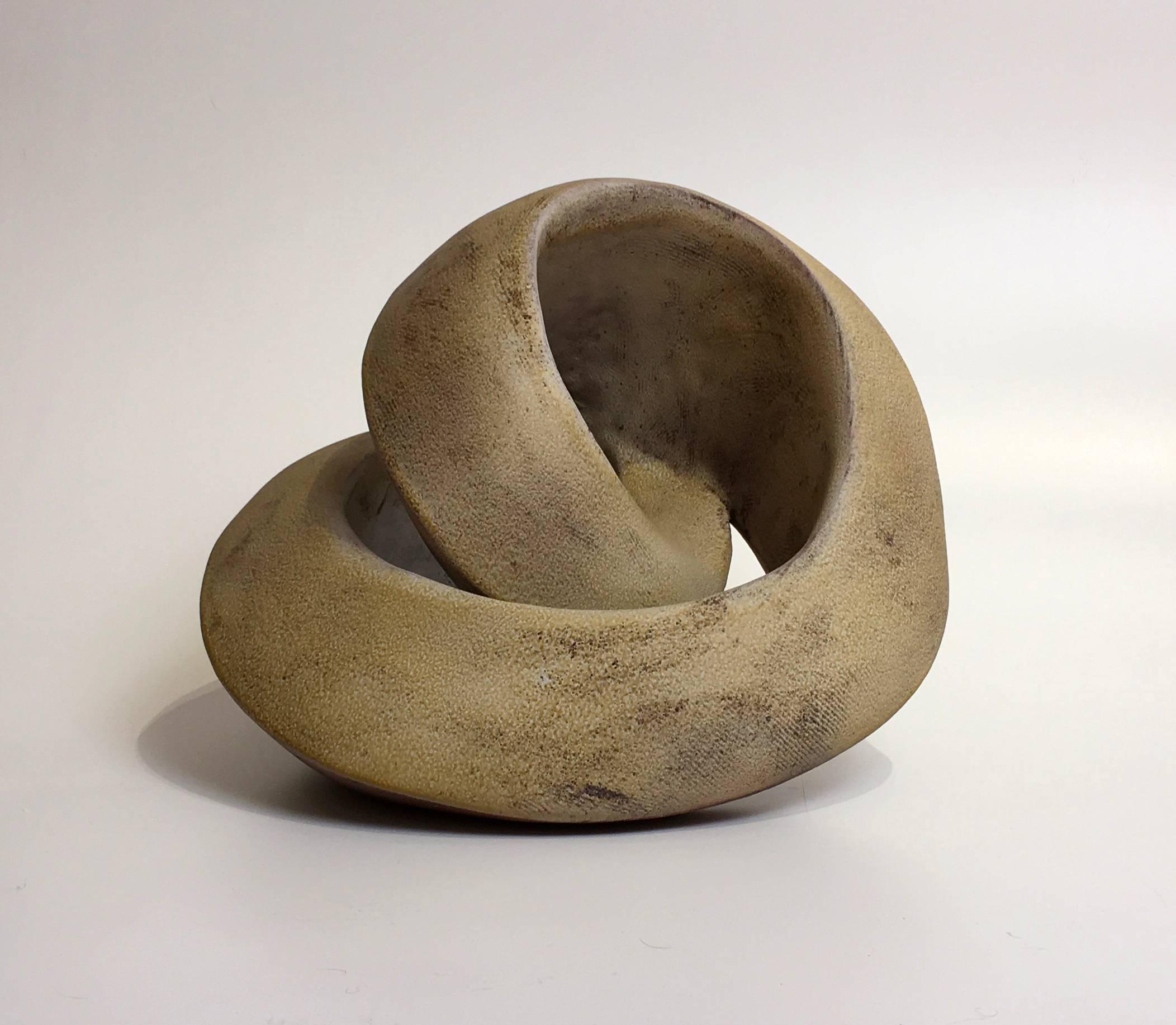 Amber Recoil, scultura geometrica astratta in ceramica - Abstract Sculpture Beige di Jerilyn Virden