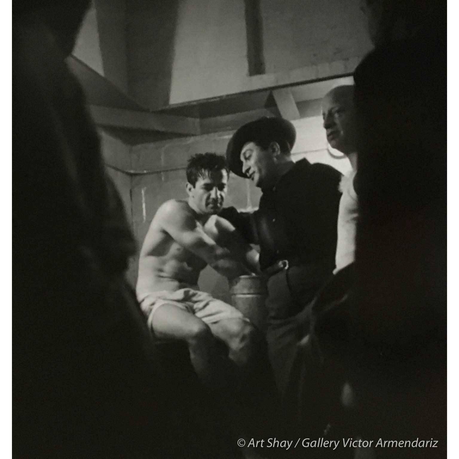 Boxer großartig, Rocky Graciano im Schachtelraum nach dem Kampf, 1948 – Photograph von Art Shay