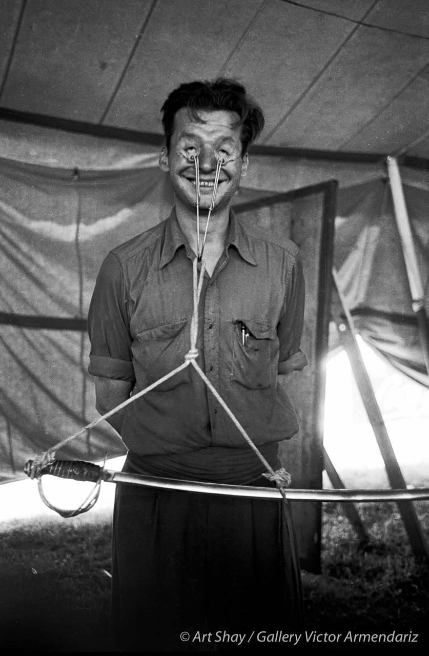 Eyeball Freak, Circus Side Show Curiosity, Tirage gélatino-argentique, encadré, 1952 - Contemporain Photograph par Art Shay