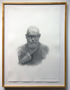 Autoritratto a 80 anni - Disegno realista a carboncino su carta, autoritratto dell'artista