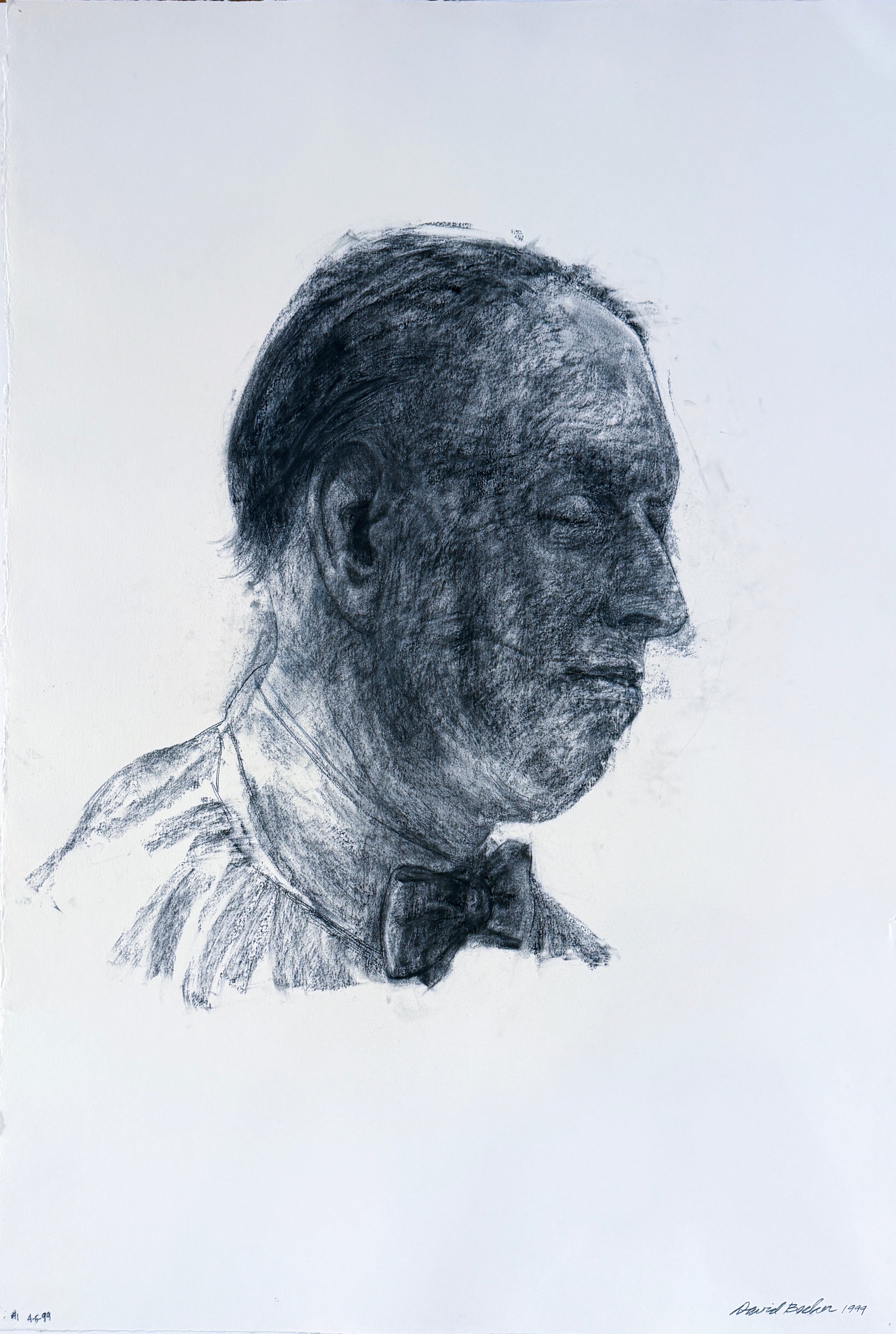 Figurative Art di David Becker - Riflessione n. 1, disegno a carboncino di un uomo che guarda verso il basso, con un papillon
