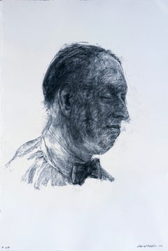 Riflessione n. 1, disegno a carboncino di un uomo che guarda verso il basso, con un papillon