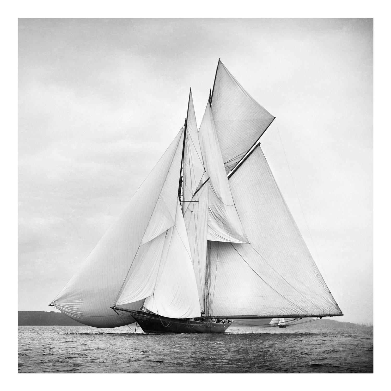 Black and White Photograph Alfred John West - Rainbow du yacht à voile, 1898
