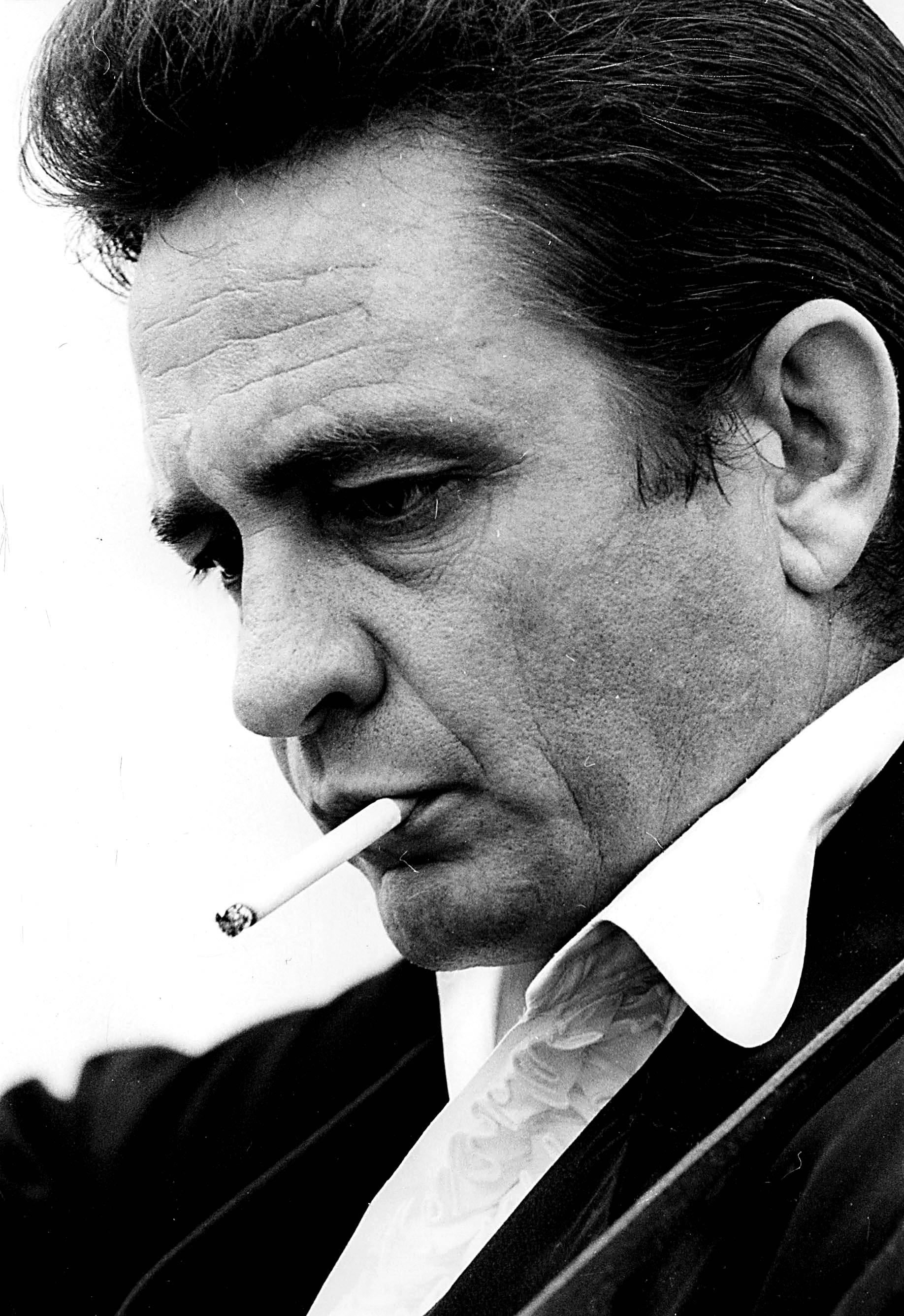 Unknown Portrait Photograph – Johnny Cash Smoking – Nahaufnahme eines Kunstdrucks