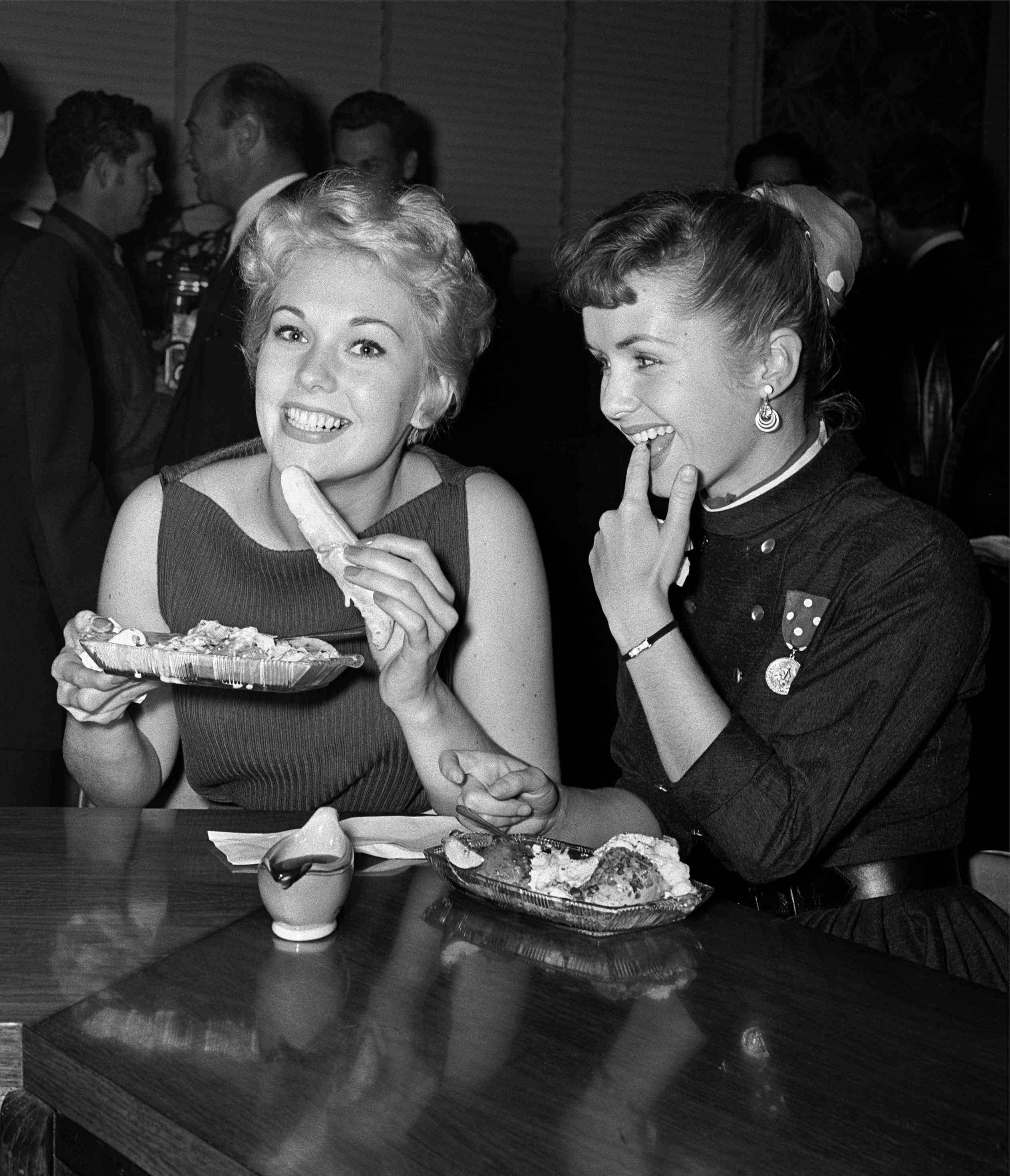 Frank Worth Portrait Photograph - Kim Novak and  Debbie Reynolds at Schwab
s Fine Art Print