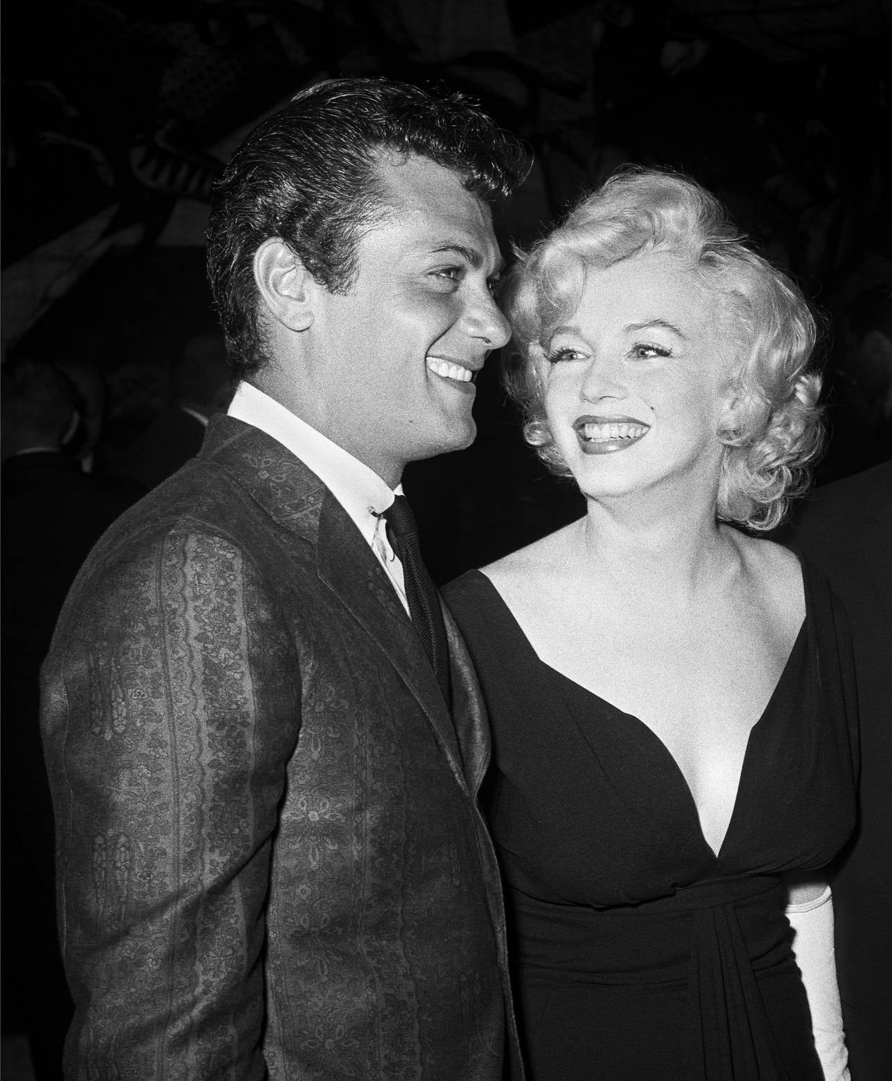 Frank Worth - Marilyn Monroe and Tony Curtis, Photograph: For Sale at ...