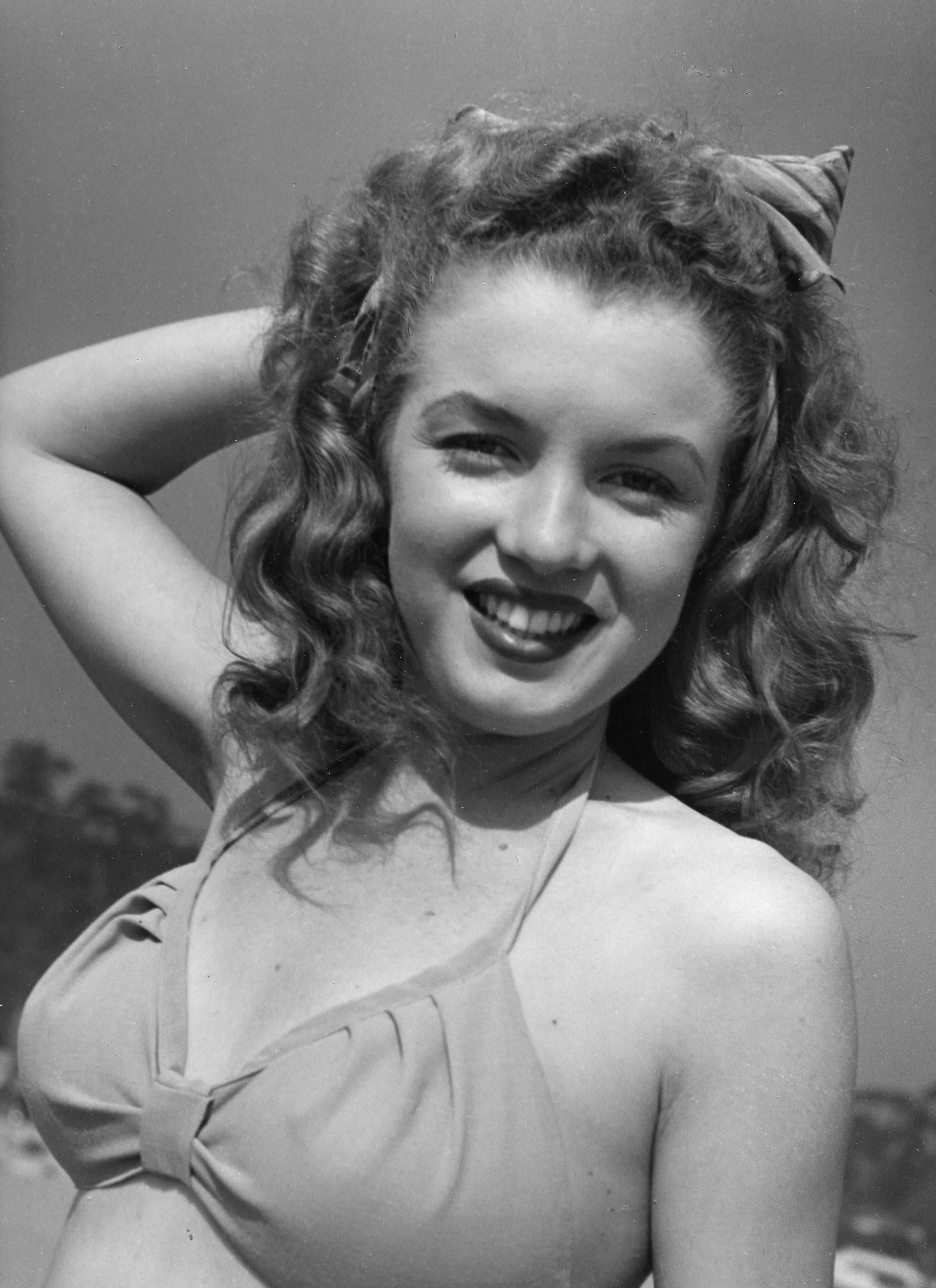Portrait Photograph Andre de Dienes - Jeune Marilyn Monroe au soleil - Photographie originale surdimensionnée vintage