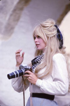 Symbole du sexe Brigitte Bardot tenant une appareil photo - Impression d'art