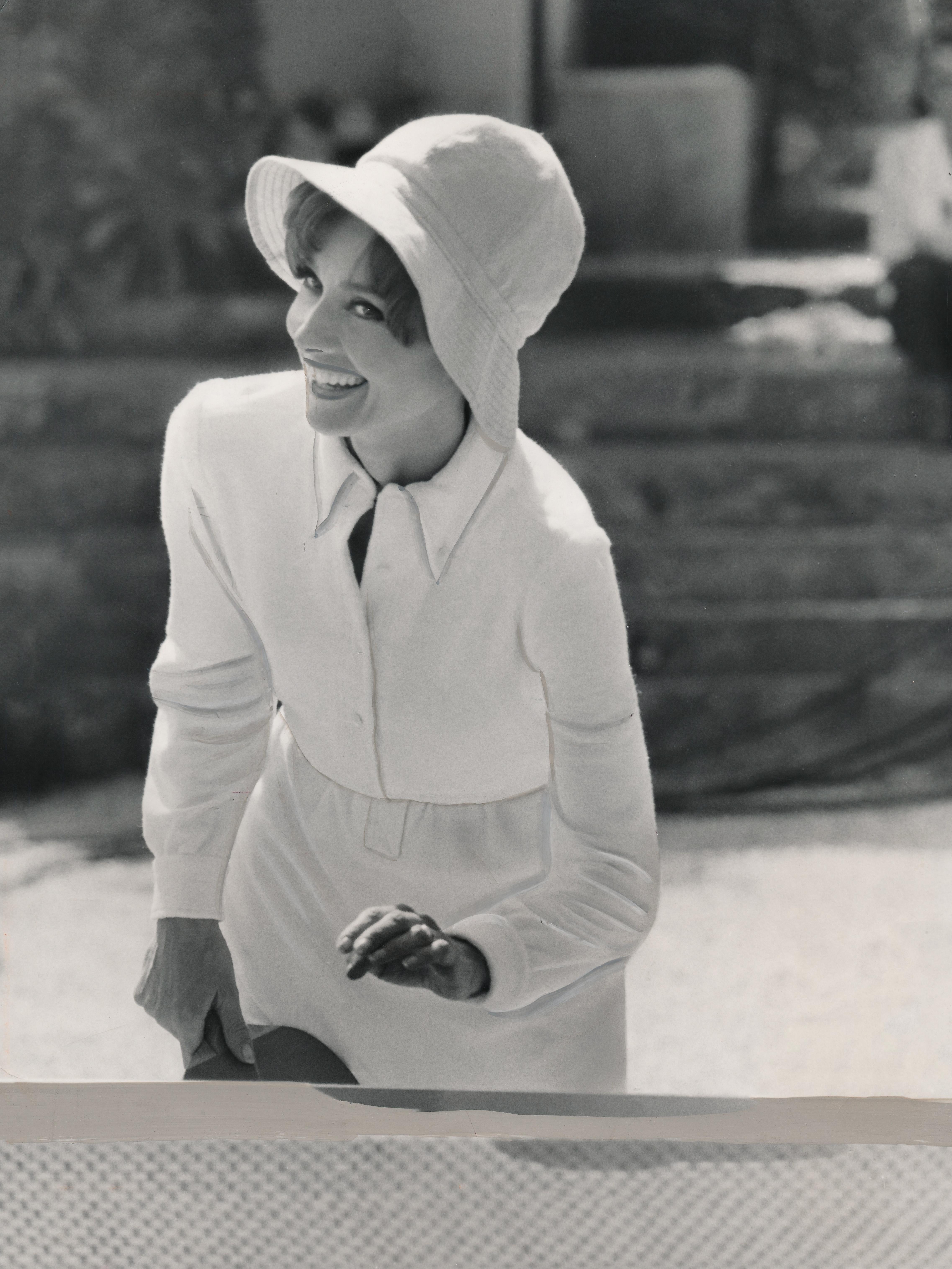 Unknown Portrait Photograph – Audrey Hepburn im Ping Pong-Spiel mit Kunstdruck