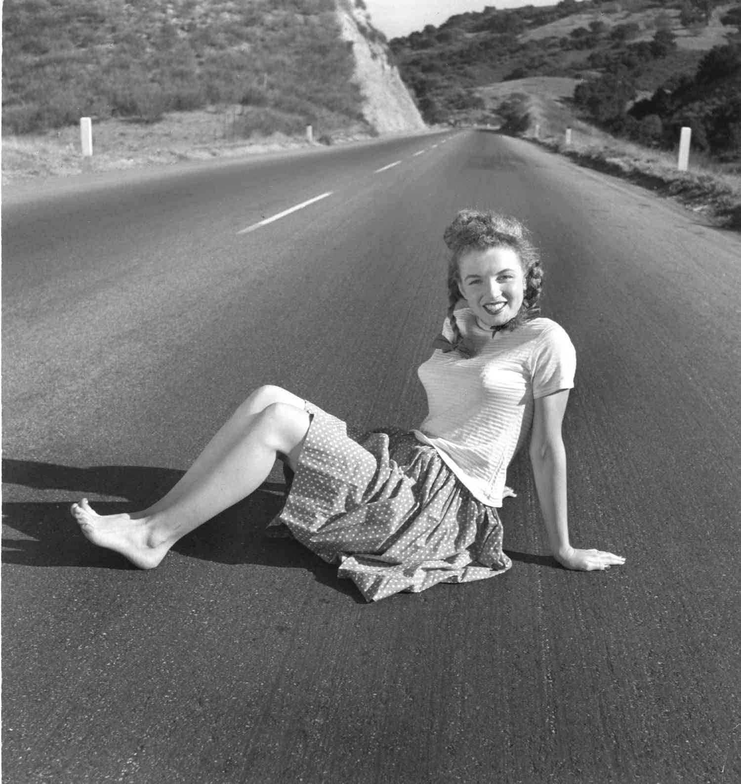 Black and White Photograph Andre de Dienes - Norma Jeane 1945 On the Road - Impression surdimensionnée vintage