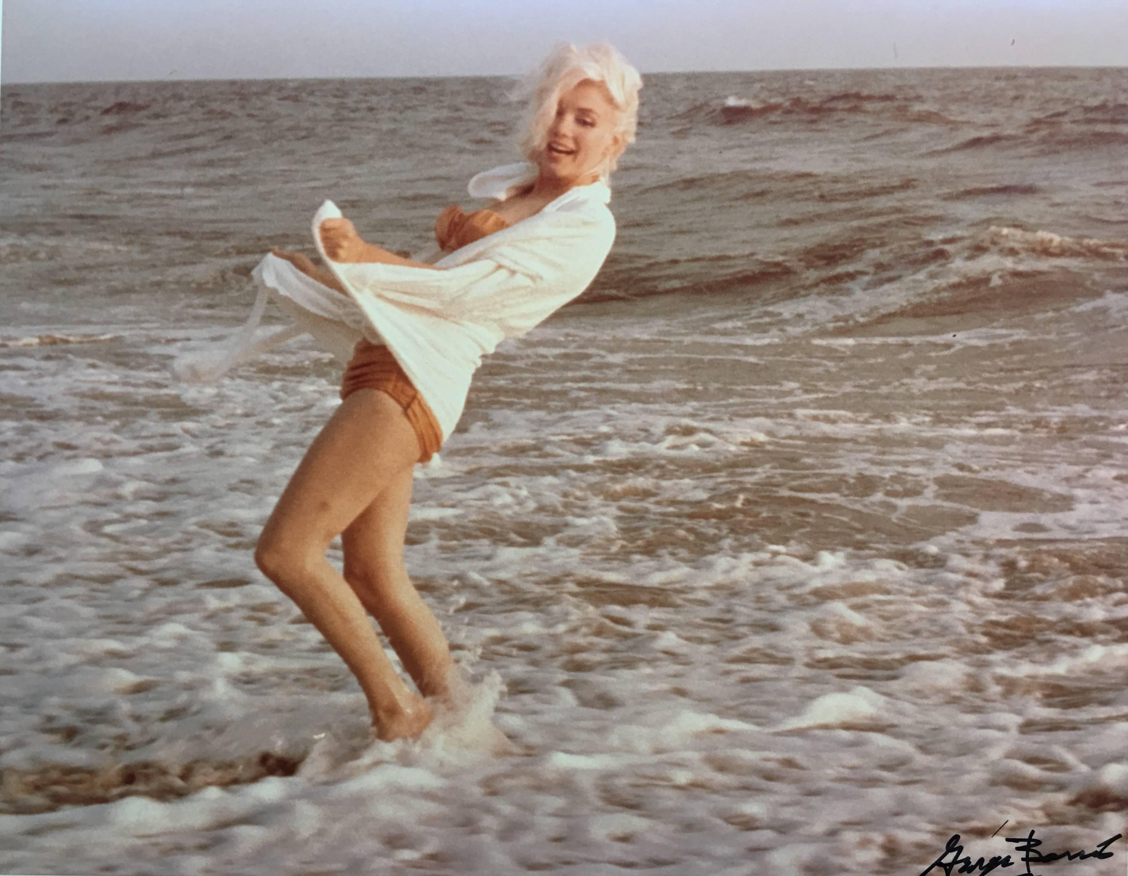 Esta fotografía de Marilyn Monroe fue tomada por el fotógrafo George Barris en 1962 en la playa de Santa Monica, California. Esta fotografía pertenece a una colección titulada "Las últimas fotos", que es una serie de imágenes de Marilyn Monroe que