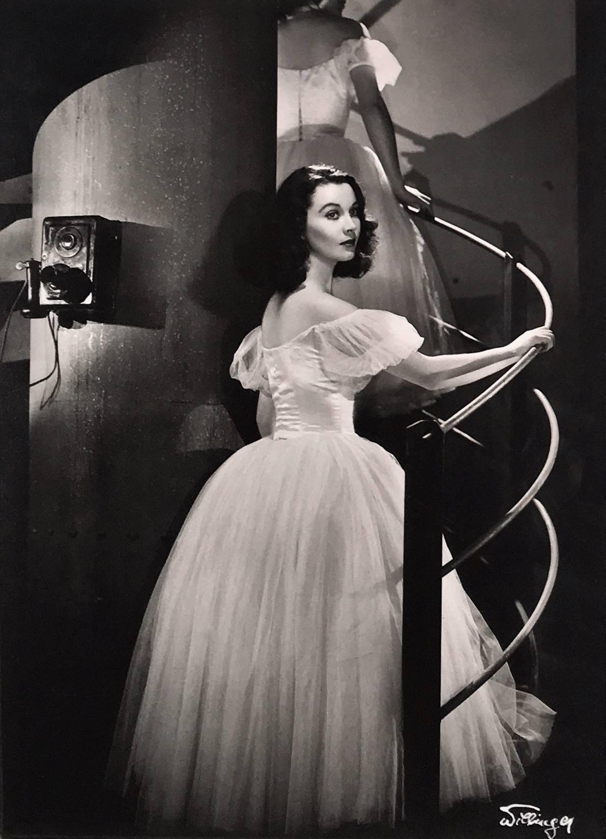Laszlo Willinger
Vivien Leigh, 1940
Original Vintage-Foto vom Originalnegativ
Handsigniert, gerahmt
Abmessungen des Blattes: 12 x 9 Zoll
Gerahmte Abmessungen: 20,365 x 17,125 Zoll 