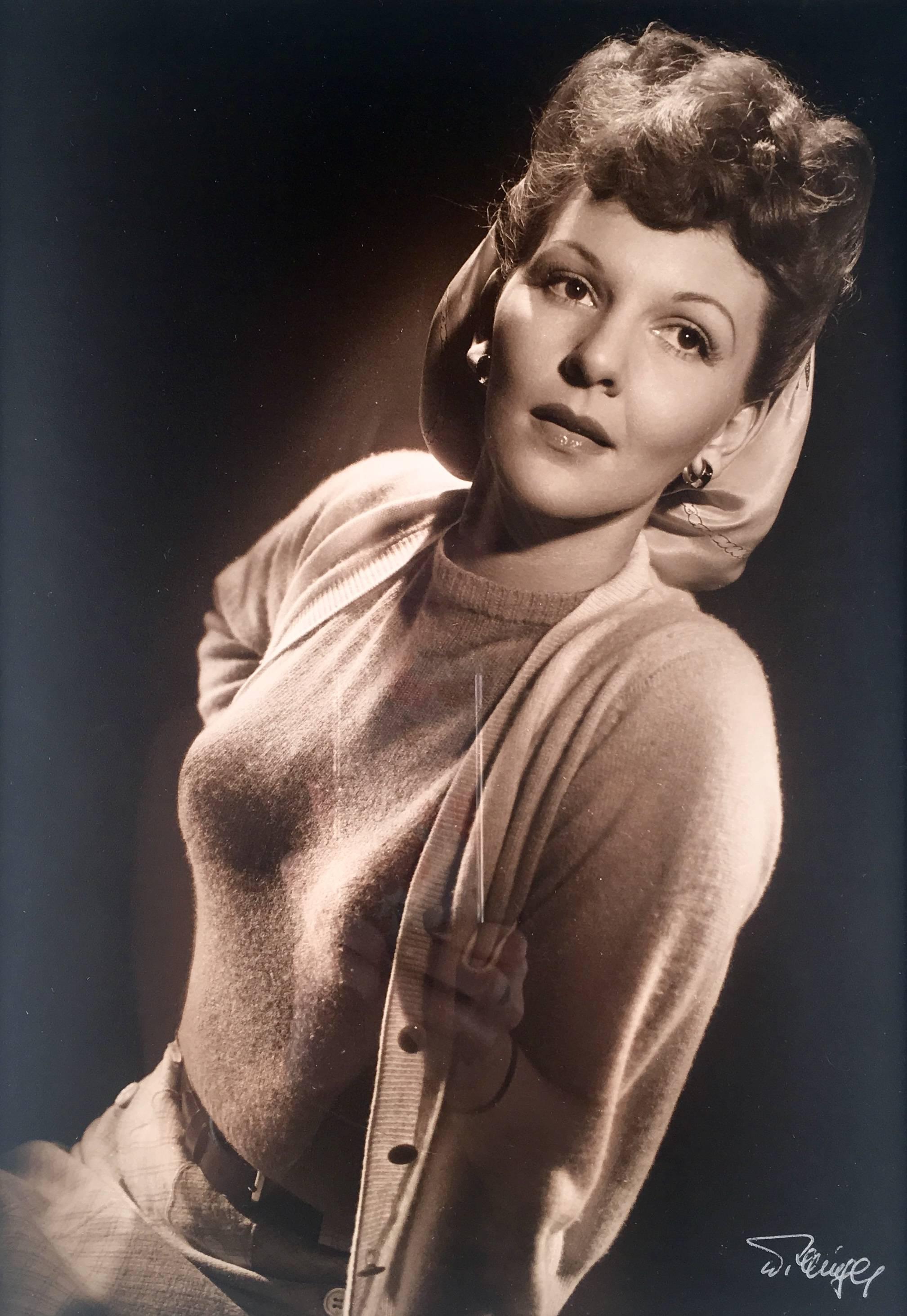 Esta pieza es una fotografía original de época impresa a partir del negativo original, tomada por Laszlo Willinger hacia 1940.  En  representa a la difunta estrella de cine y Broadway, Mary Martin, conocida sobre todo por su icónica interpretación