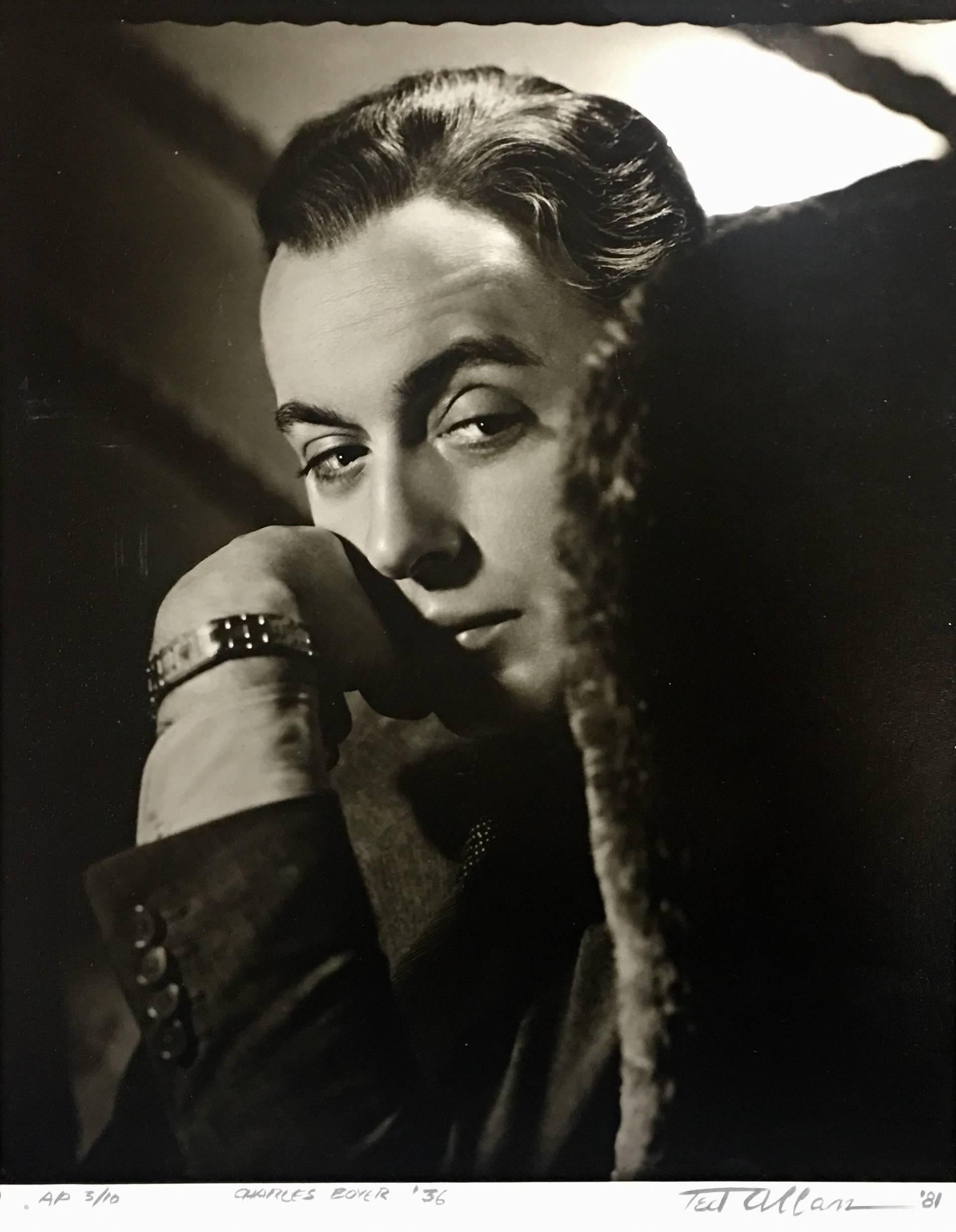 Cette pièce est une photographie originale à partir du négatif original, prise par Ted Allan en 1936.  Elle représente l'acteur français Charles Boyer, qui a joué dans plus de 80 films entre 1920 et 1976. Cette photographie est signée à la main par