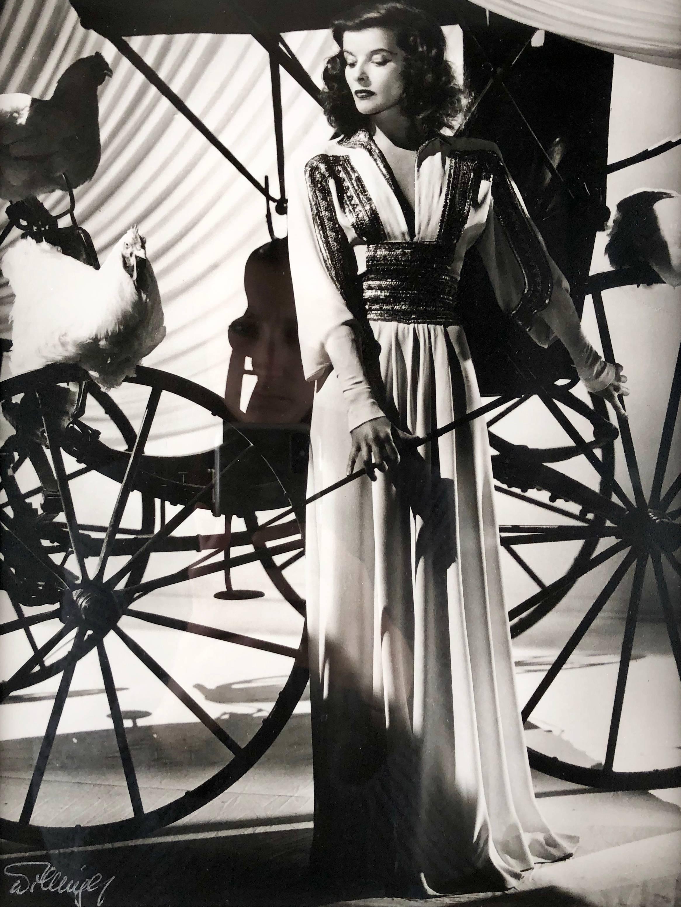 Una fotografía antigua del negativo original, tomada por Laszlo Willinger en 1940.  Representa a la actriz estadounidense Katharine Hepburn. Hepburn, protagonista de Hollywood durante más de 60 años, es recordada por su feroz independencia y su