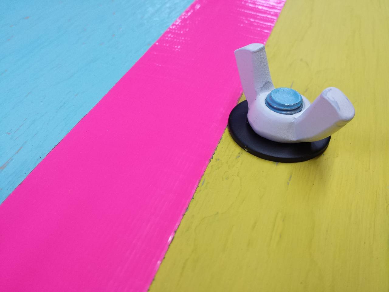 acrylique, ruban adhésif, métal, acier sur bois
acrylique sur carton

Né à Tallahasee Fl, William a commencé sa carrière artistique en tant que consultant en couleurs pour l'entreprise de design et de peinture de sa famille qui prenait en charge des