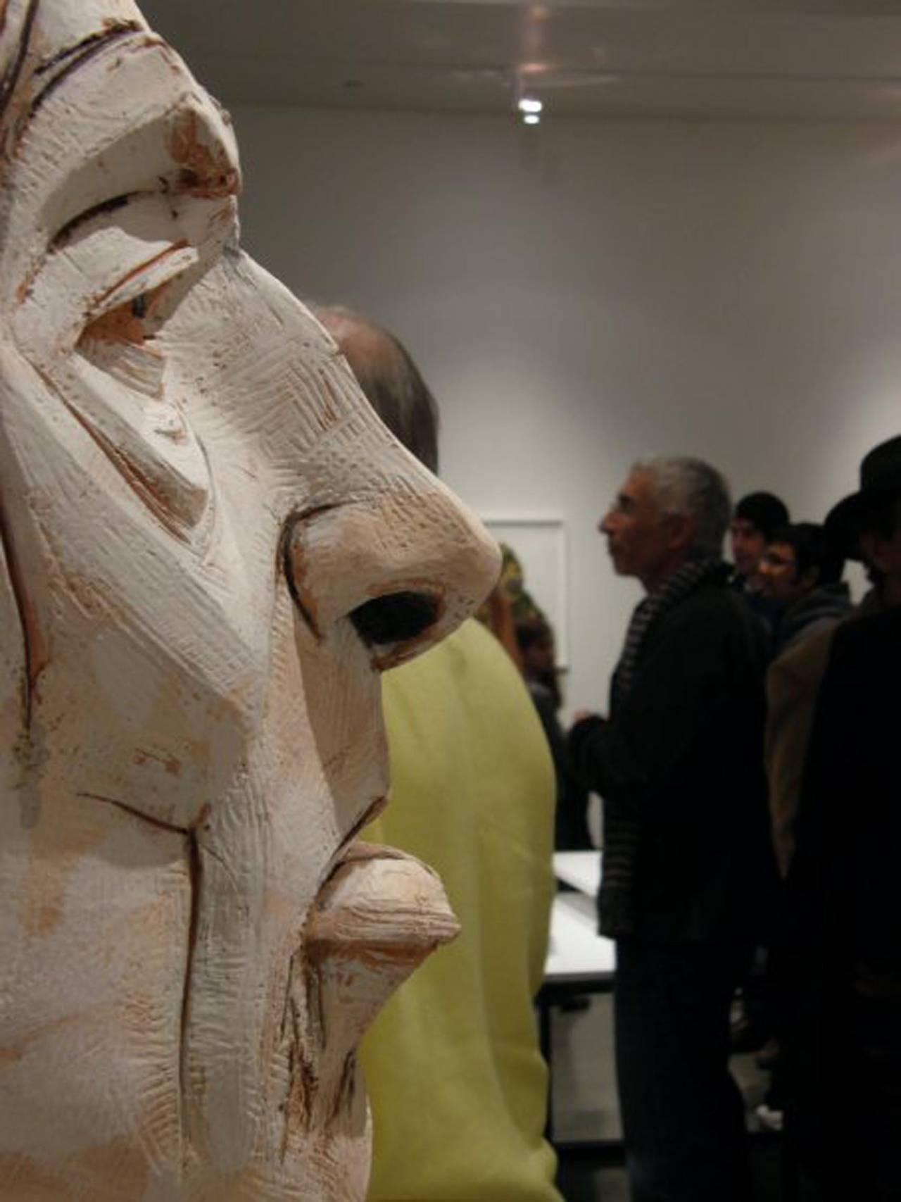 Große Terrakotta-Skulptur mit dem Titel Albert (Beige), Figurative Sculpture, von Chris Riccardo