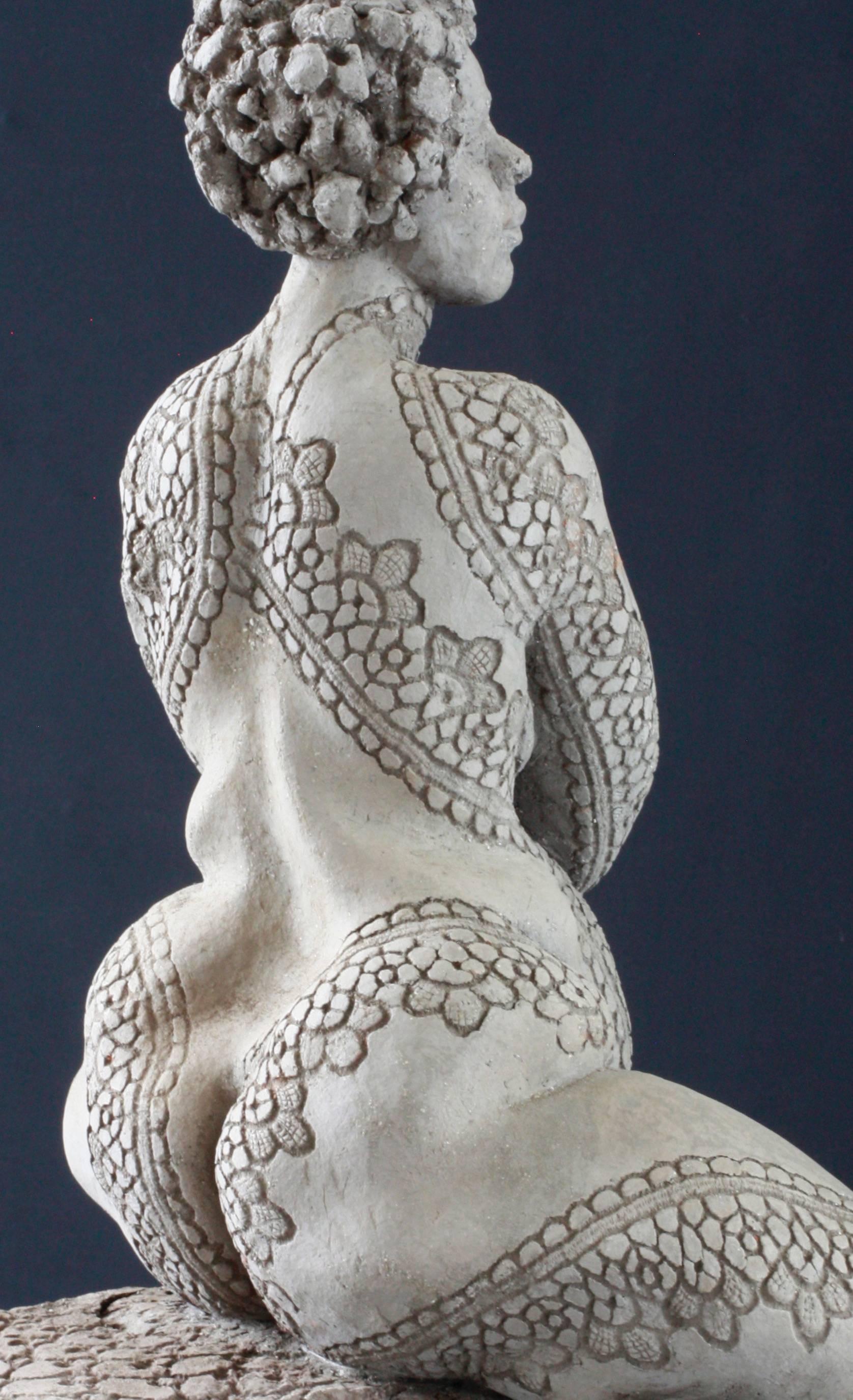 Skulptur aus Terrakotta

Höhe 40 cm x  breite. 23 cm  x  tiefe.16 cm
Gewicht: 6 kg 

–  und in Bronze (auf Sonderbestellung)

