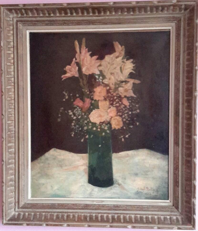 Very beautiful French school painting of the early 20th century representing a floral arrangement of roses and lilies in a vase.

A beautiful work réalised with delicacy and a choice of pastel colors contrasting with a dark background.

The painting