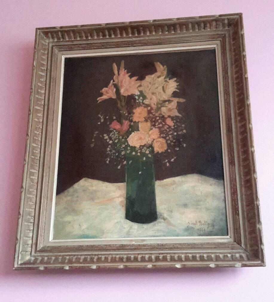 Très belle peinture de l'école française du début du 20ème siècle représentant une composition florale de roses et de lys dans un vase.

Une belle œuvre réalisée avec délicatesse et un choix de couleurs pastel contrastant avec un fond sombre.

Le