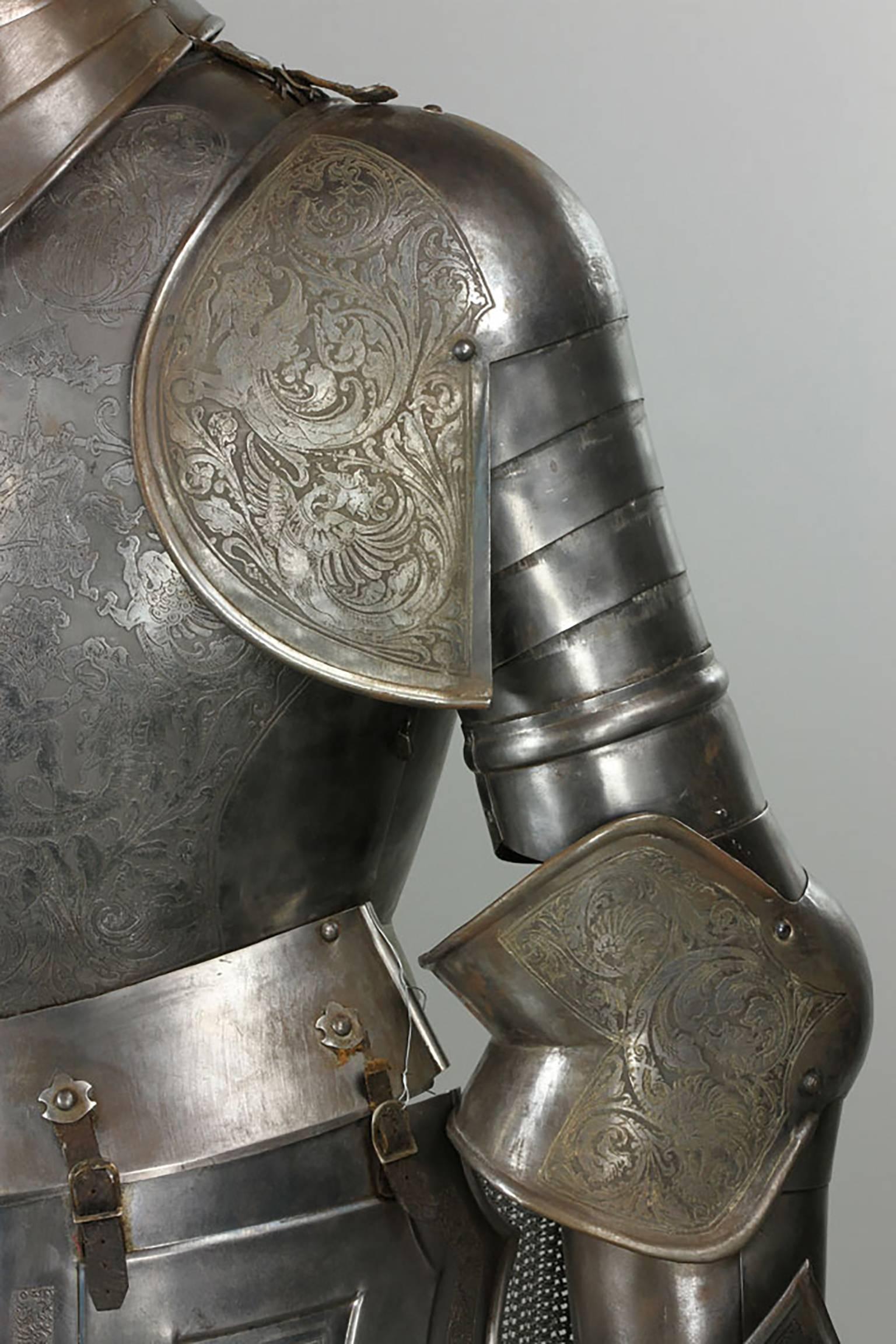 Rare costume d'armure de style 16ème siècle de qualité muséale Une authentique armure grandeur nature italienne gravée (gravée) un ensemble complet d'armoiries en forme d'assiette fabriqué au 18ème siècle. L'armure est finement et élaborée avec des