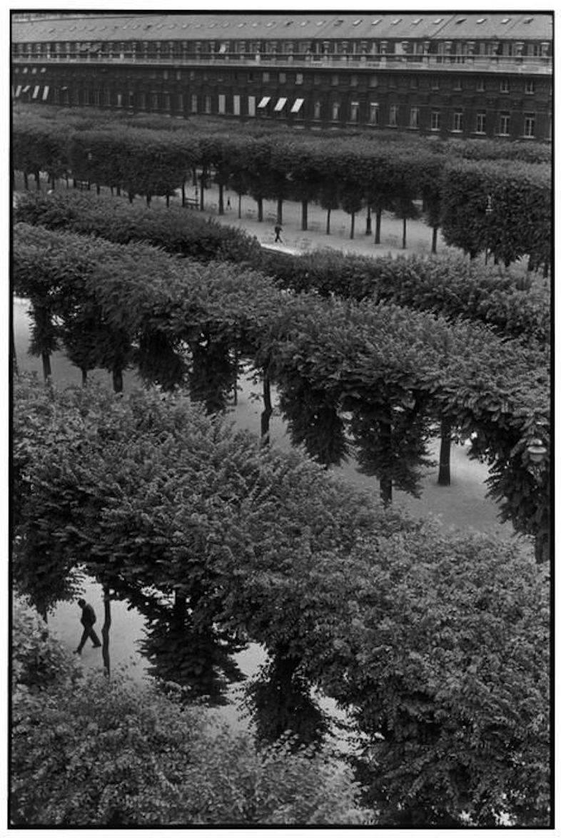 Henri Cartier-Bresson Black and White Photograph - Jardins du Palais Royal, 1959