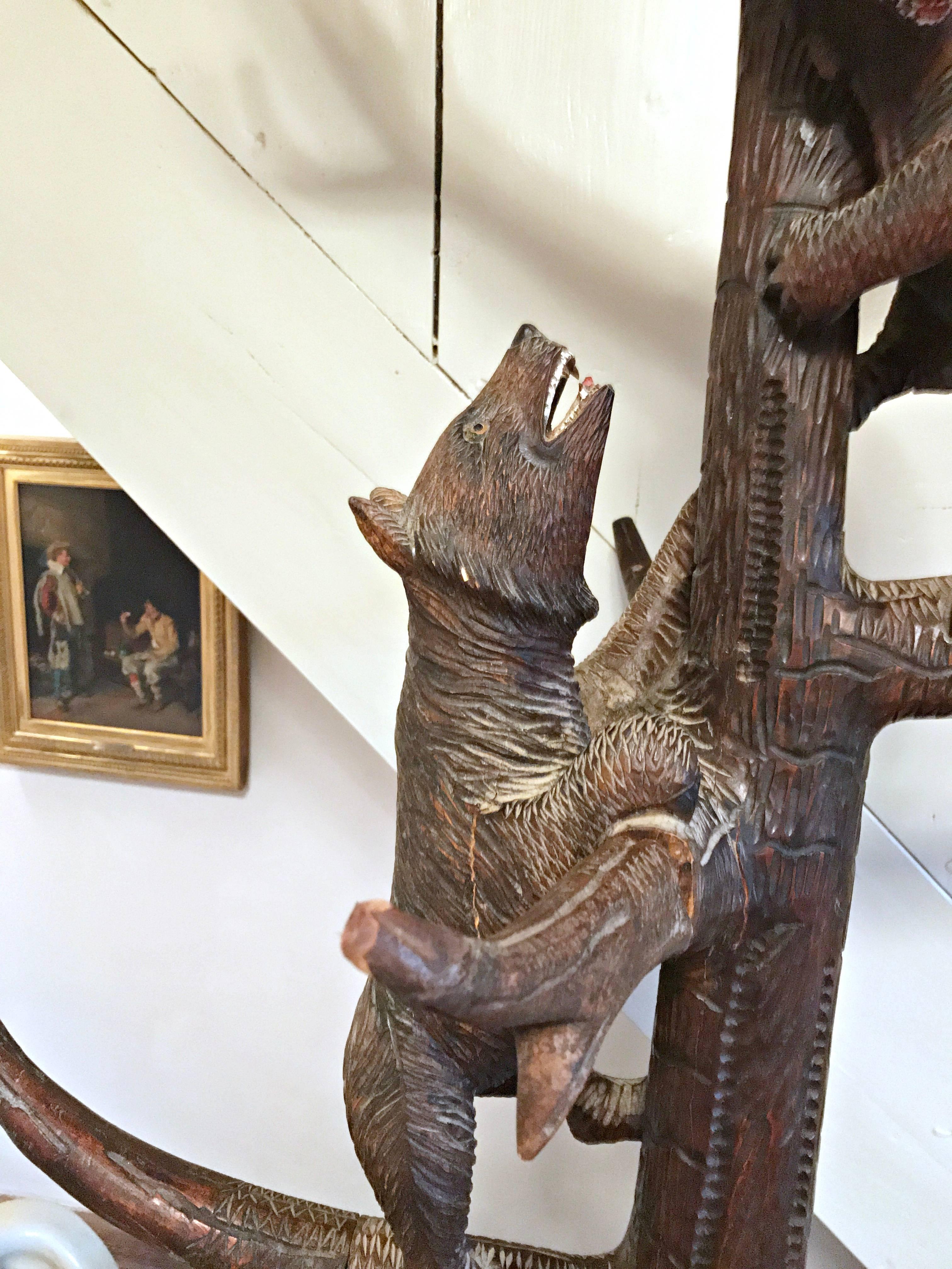 Important black forest coat stand and umbrella stand. On the bottom, we find the mother bear holding a branch and opening his mouth to the top. Finally on the top several branches with a bear cub opened his mouth also. Work region BRIENZ (Swiss) -