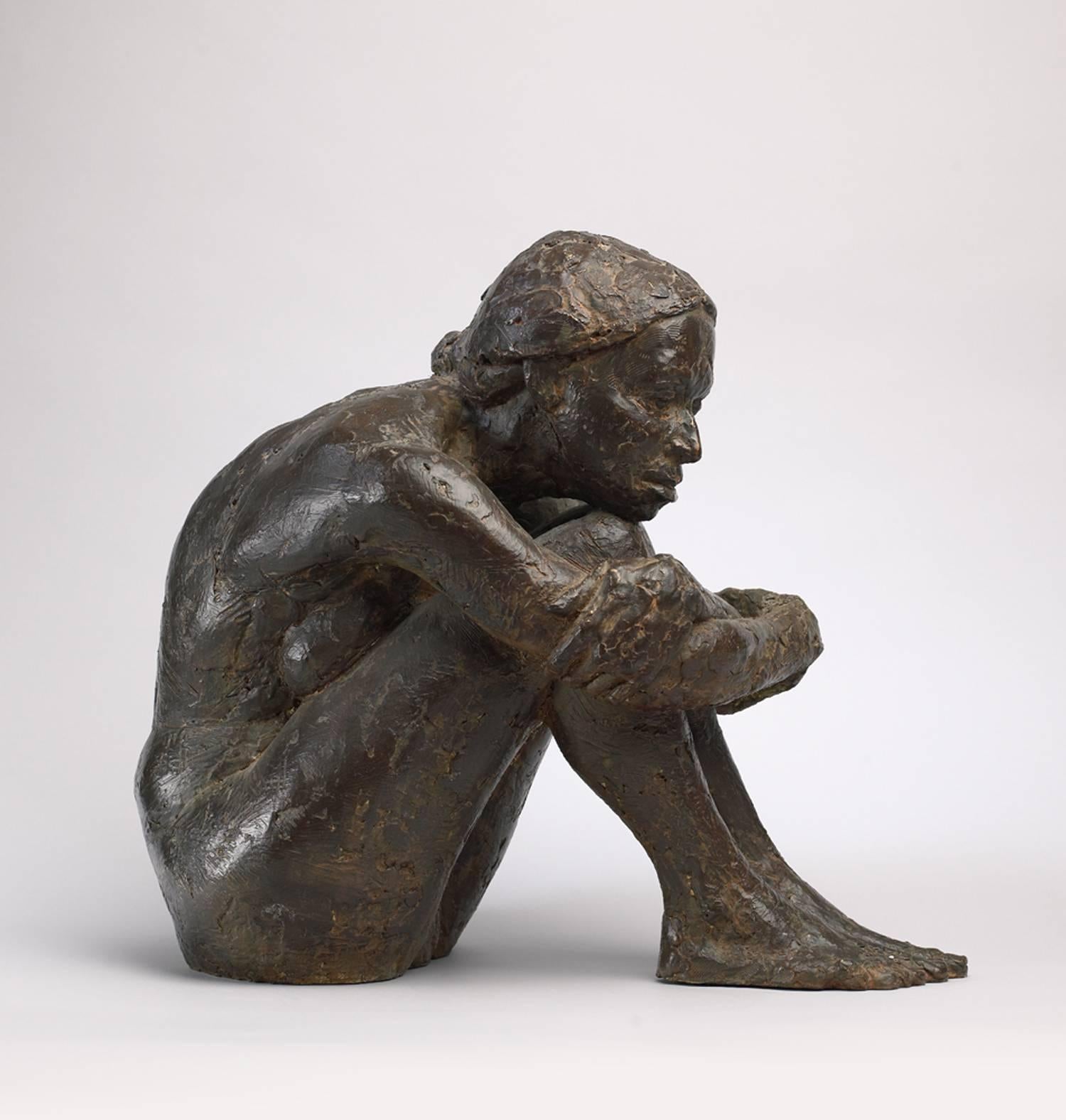 Peter Brooke Nude Sculpture – Sitzende Figur