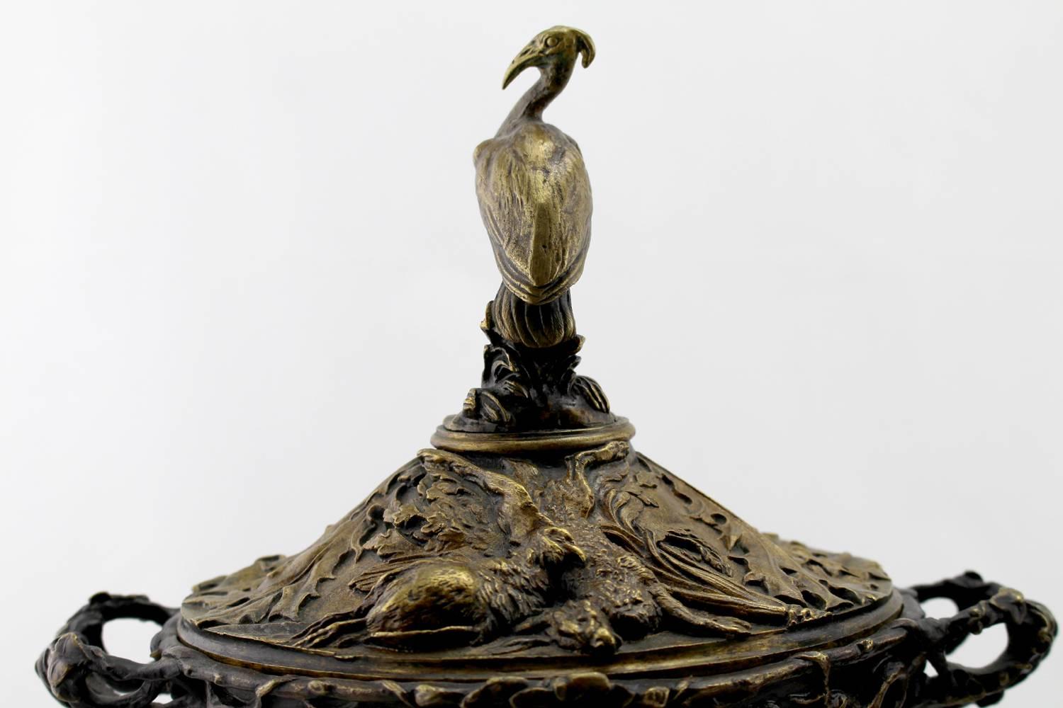 Pair of rare bronze urns - Naturalistic Sculpture by Pierre Jules Mêne