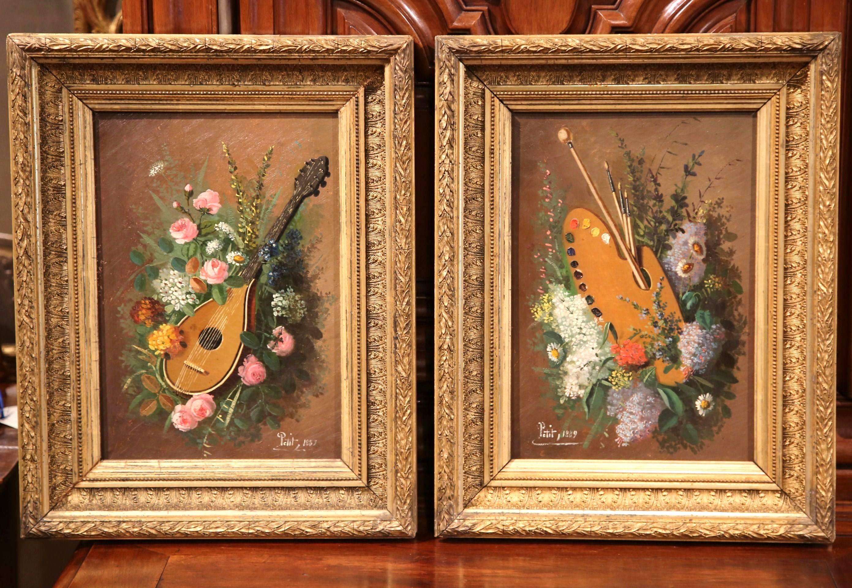 Paire de peintures à l'huile sur toile dans des cadres dorés provenant de France ; chaque peinture présente une composition de nature morte avec un bouquet de fleurs et une mandoline sur l'une, et des pinceaux, une composition florale et une palette