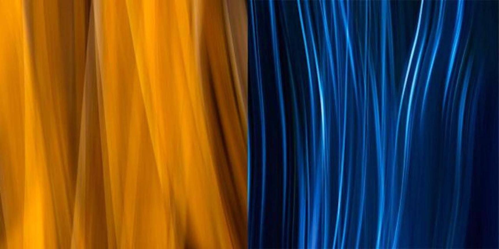 Color Photograph de Rodolfo Choperena - Cúrcuma y Capri Blue