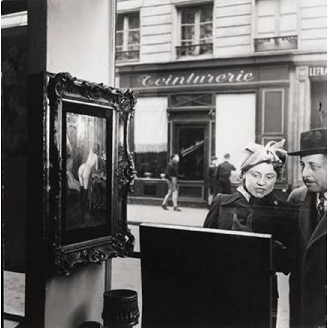 Robert Doisneau Black and White Photograph - Un Regard Oblique