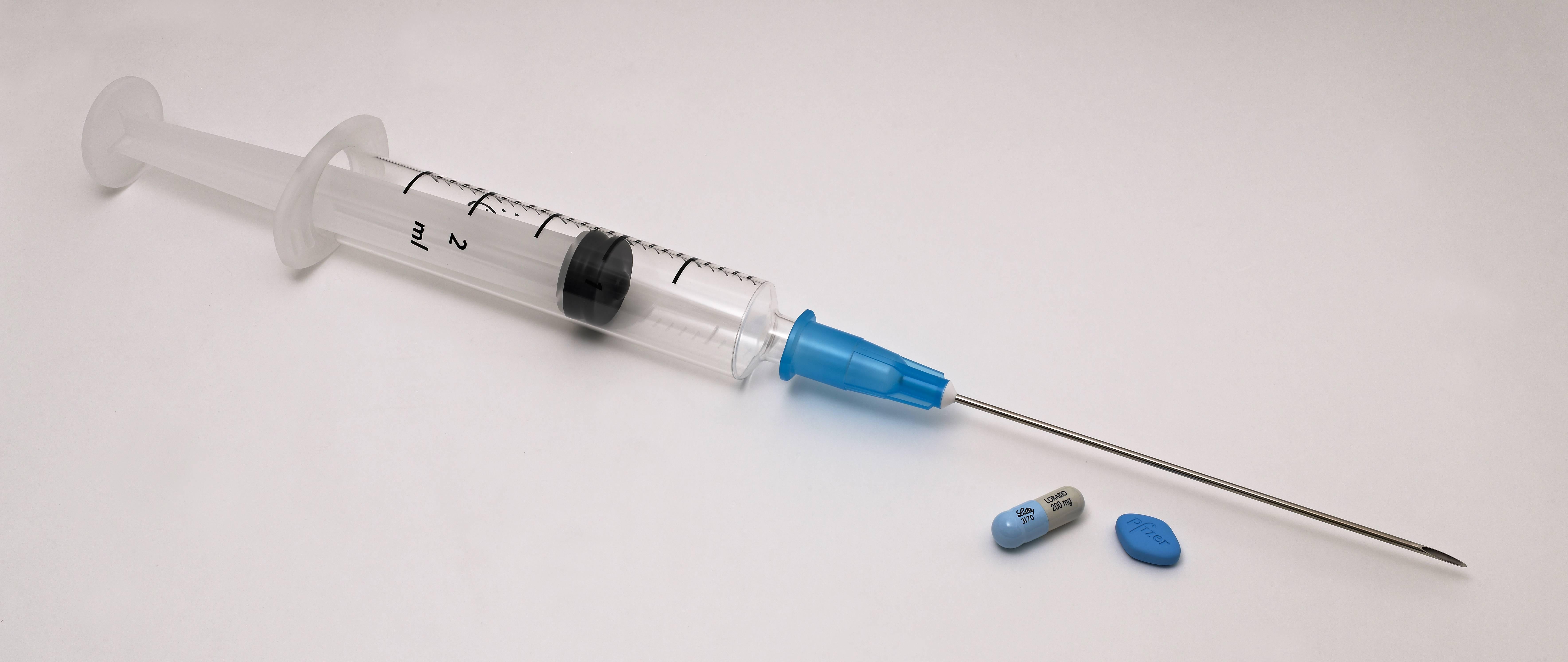 Syringe with needle 2ml sterile - Sculpture by Damien Hirst