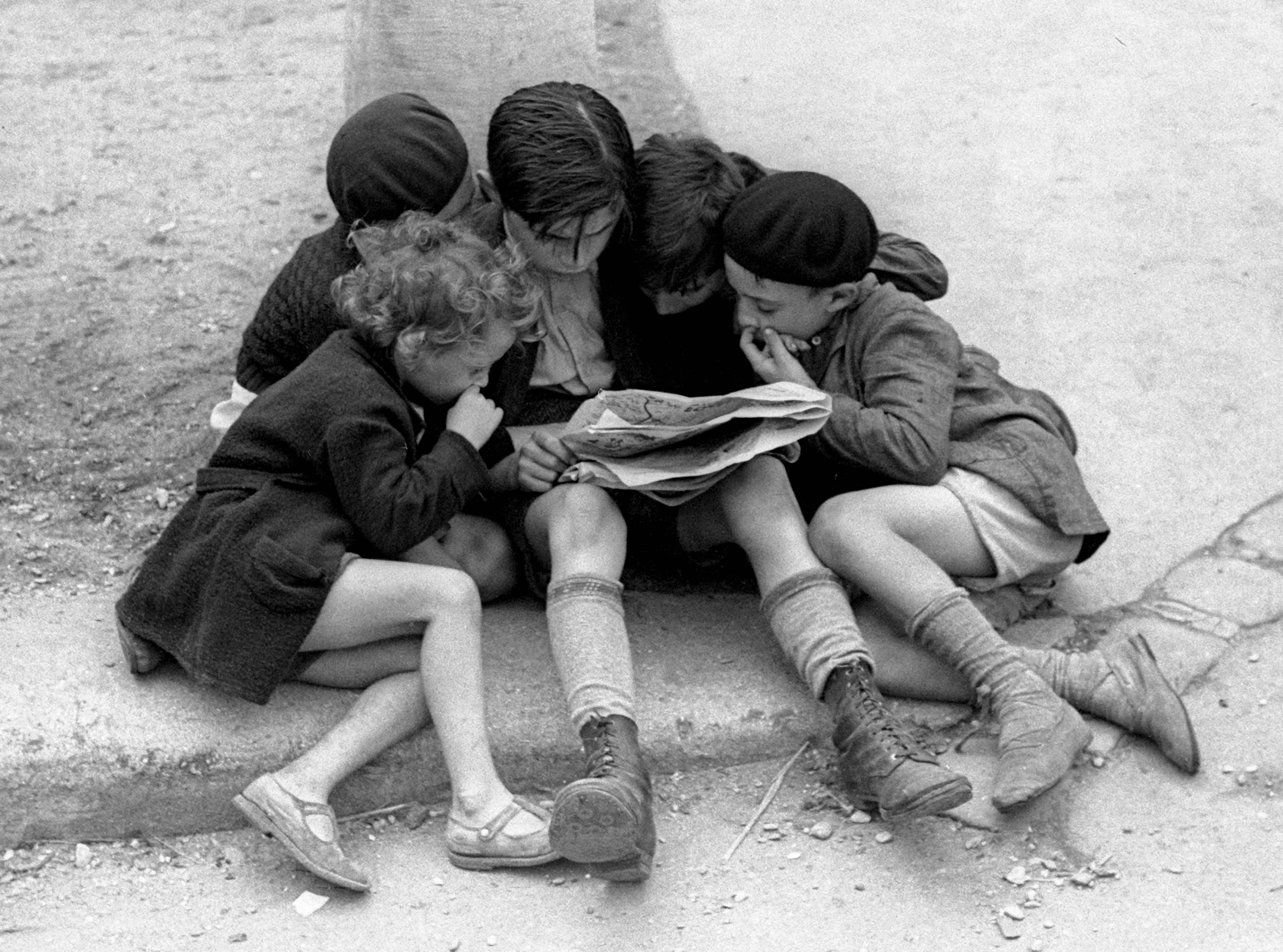Fred Stein Black and White Photograph - Children Reading the Newspaper, Paris