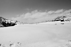 Scène de collines de neige, photographie en noir et blanc de l'artiste indien « en stock »