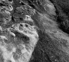 Un Paisaje de Rocas Montañosas, Fotografía en Blanco y Negro del Artista Indio "In Stock"