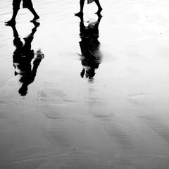 Caminando en una Playa Marina, Fotografía en Blanco y Negro de Artista Indio "In Stock"