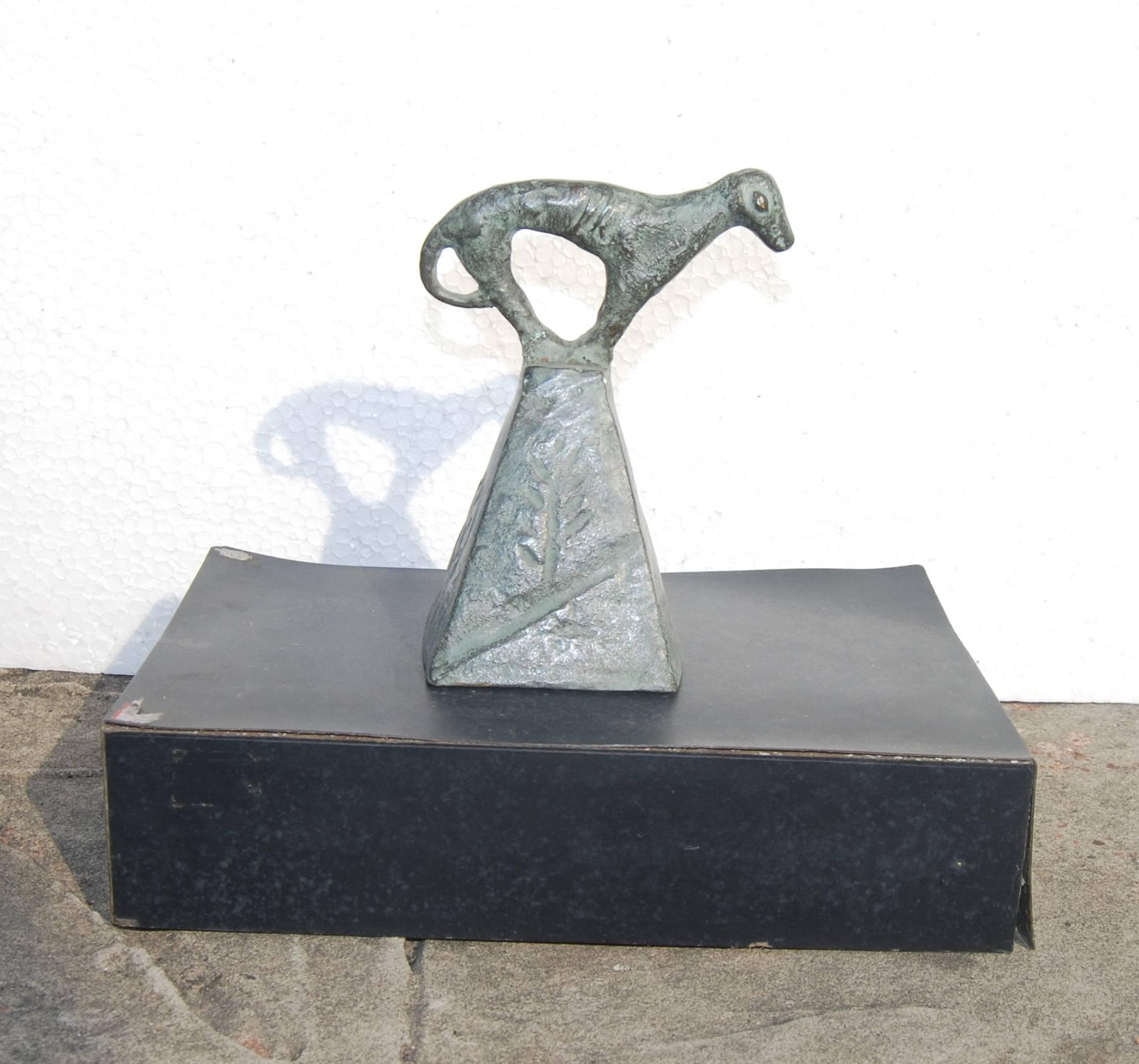 Perro posado en una loma, Estilo popular, Motivos, Bronce, Escultura animal 