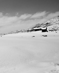 Paisaje de Colinas Nevadas, Fotografía en Blanco y Negro de Artista Indio "En Stock"