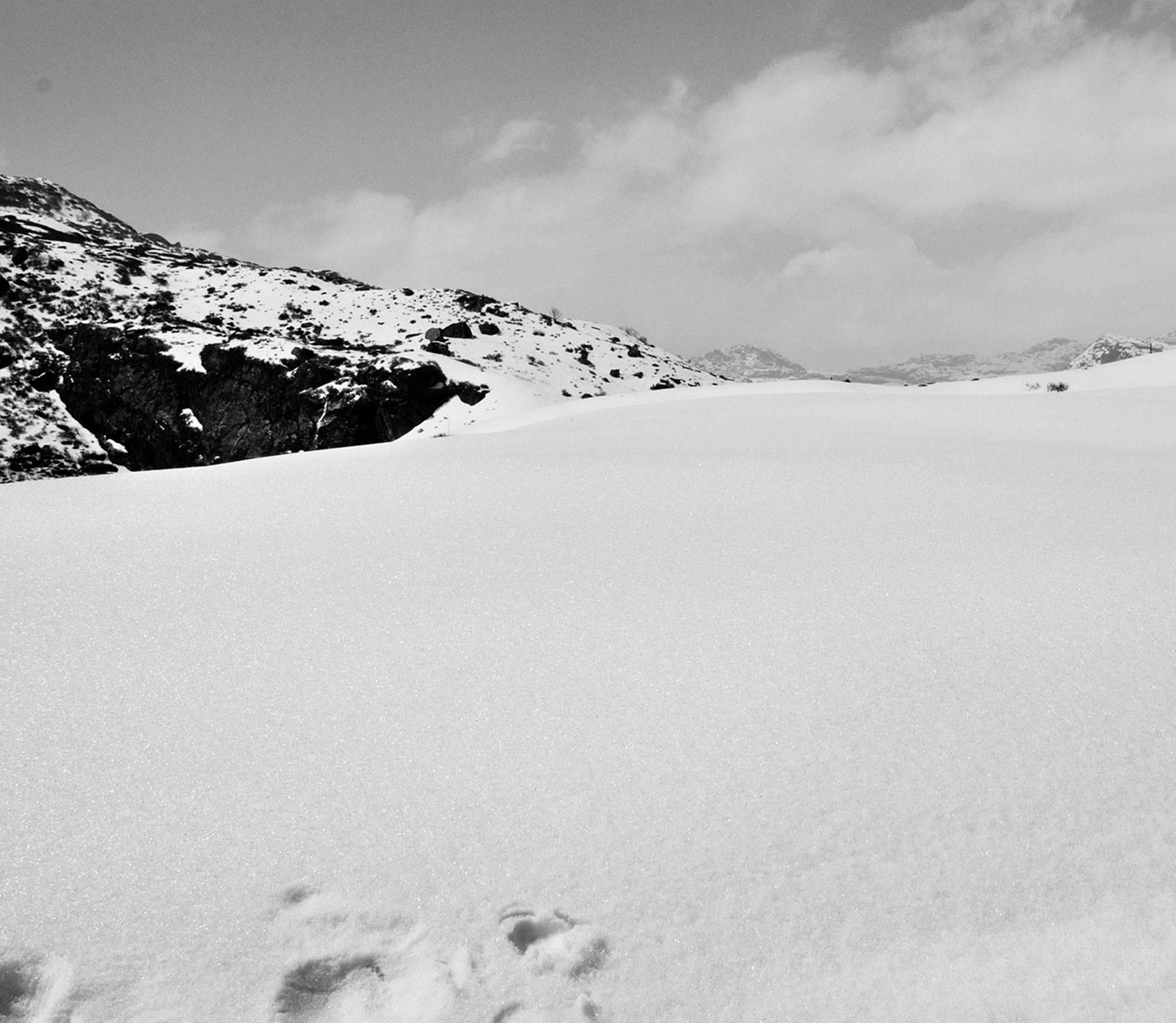 Schneelandschaften in Snowy Hills, Schwarz-Weiß-Fotografie des indischen Künstlers „Auf Lager“ (Zeitgenössisch), Photograph, von Mohan L. Mazumder