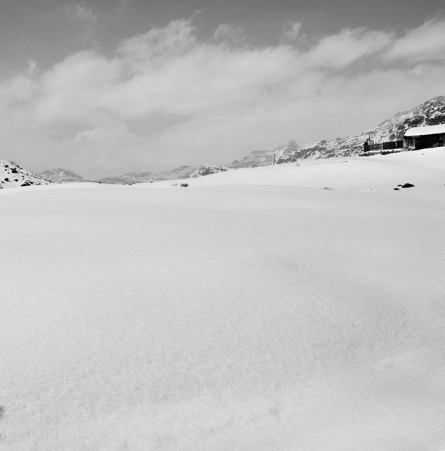 Schneelandschaften in Snowy Hills, Schwarz-Weiß-Fotografie des indischen Künstlers „Auf Lager“ (Grau), Black and White Photograph, von Mohan L. Mazumder