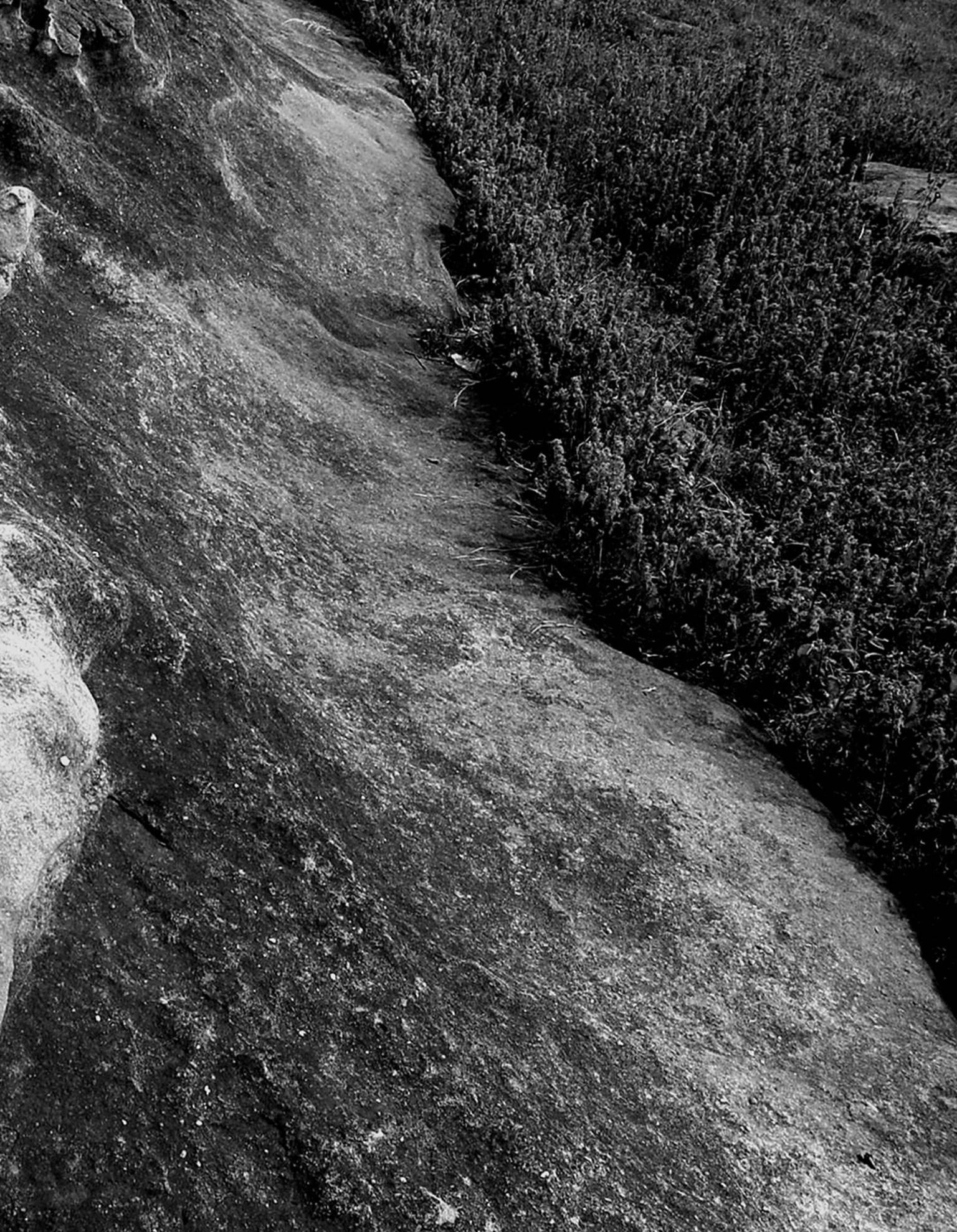 Hilly Rocks-Szene, Schwarz-Weiß-Fotografie des indischen Künstlers „In Stock“ (Zeitgenössisch), Photograph, von Mohan L. Mazumder