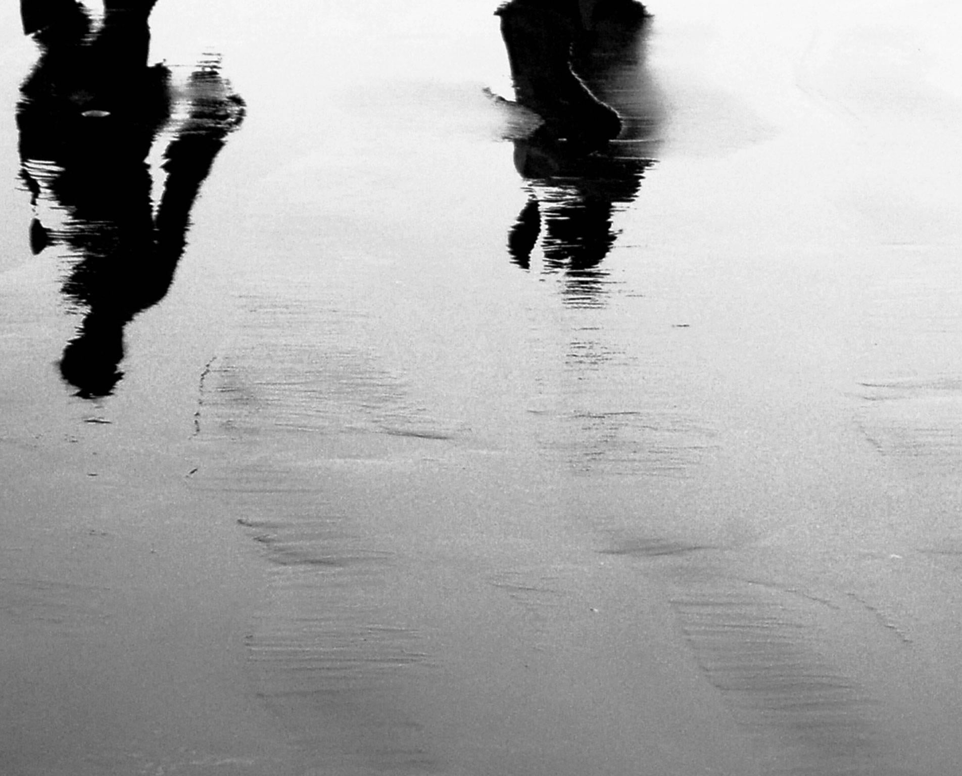 Walking in a Sea Beach, Schwarz-Weiß-Fotografie eines indischen Künstlers, „Auf Lager“ – Photograph von Mohan L. Mazumder