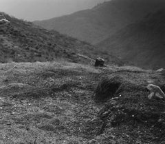 Hilly Stühle, Szenerie, Schwarz-Weiß-Fotografie des indischen Künstlers „In Stock“