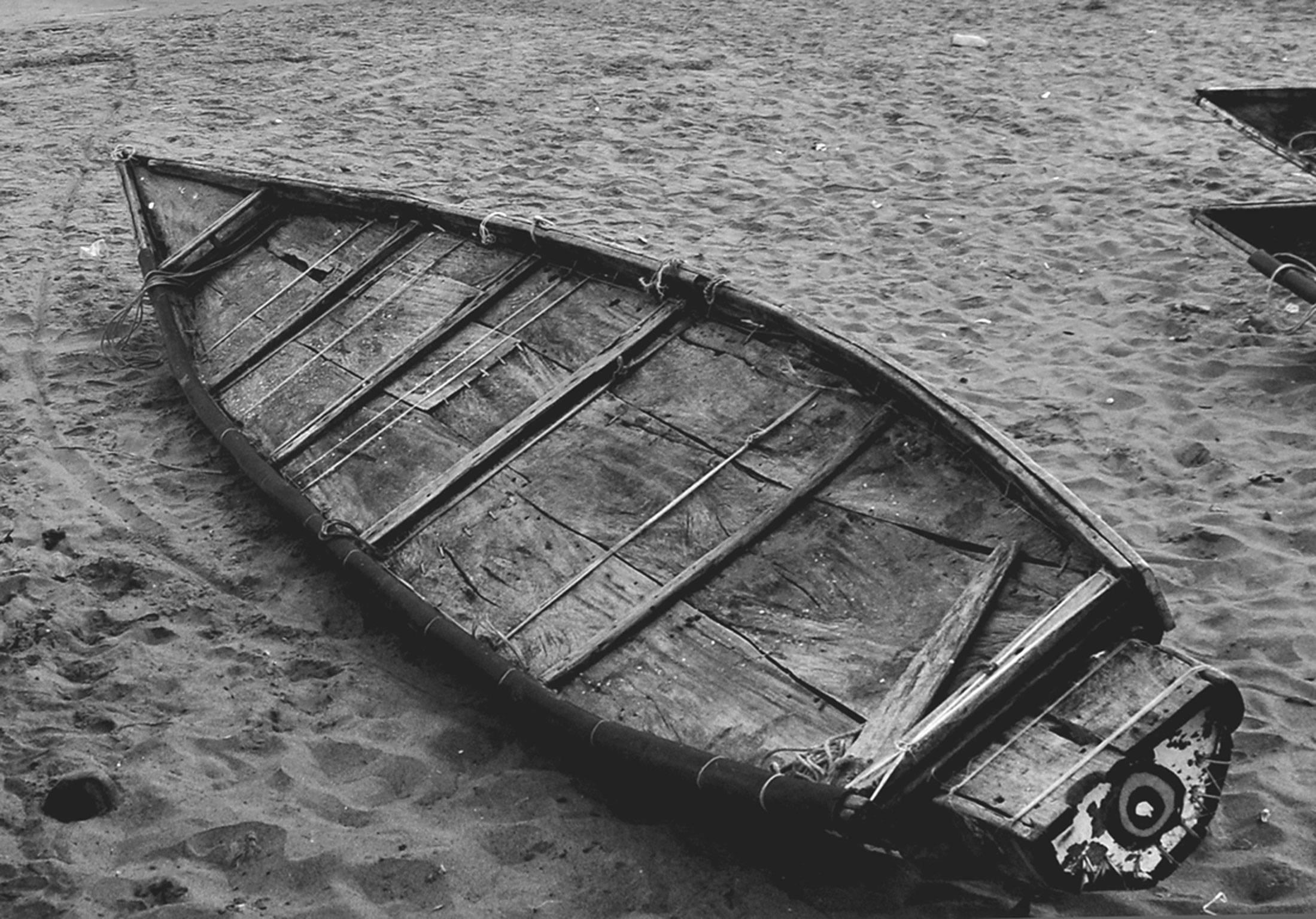 Boats, Sea Beach, Schwarz-Weiß-Fotografie eines indischen Künstlers „In Stock“ – Photograph von Mohan L. Mazumder