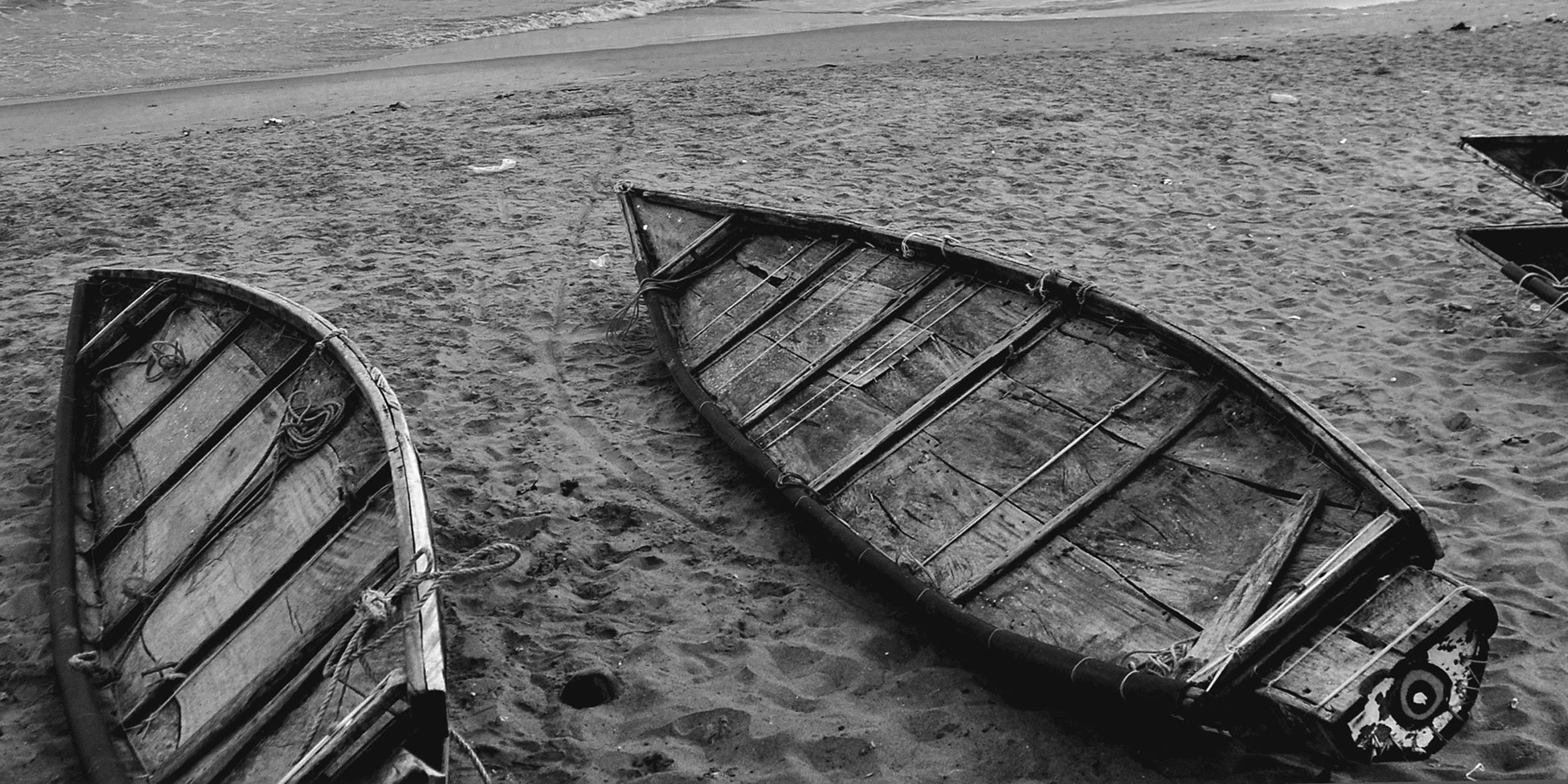 Boats, Sea Beach, Schwarz-Weiß-Fotografie eines indischen Künstlers „In Stock“ (Grau), Landscape Photograph, von Mohan L. Mazumder