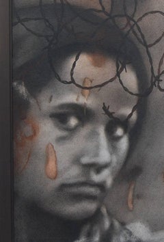 Nicht auf dem Bild, Frau, stumpfe Augen, schwarz, braun, von indischer Künstlerin „In Stock“