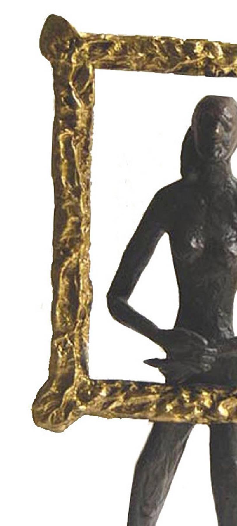  Maiya als Monalisa, goldene Metallic-Rahmen mit Lächeln, Bronzeskulptur „Auf Lager“ (Moderne), Sculpture, von K.S. Radhakrishnan